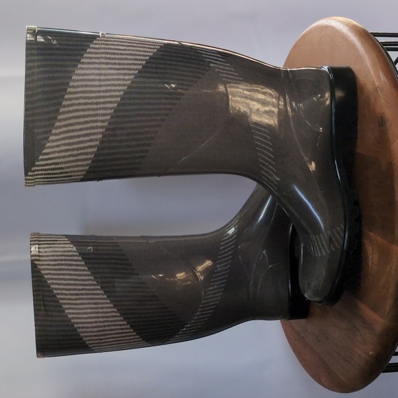 Burberry Large Chec Rain Boots, worn once. Made in Italy - size 38.  Size 8 U.S. - Picture 2 of 7